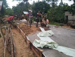 Kekompakan Anggota Satgas TMMD bersama Warga Mengecor Jalan Rabat beton