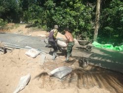 Kekompakan Dalam Mengakut Material Semen Oleh Anggota TMMD Ke-111 Kodim 1202/Skw