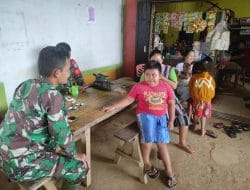 Anggota Satgas TMMD Ke-111 Kodim 1202/Skw Bercengkrama Dengan Anak-anak