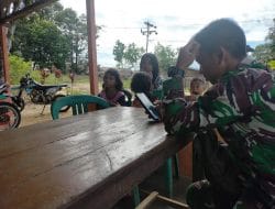Satgas TMMD Ke 111 Kodim 1202/Singkawang Melakukan Komsos Bersama Anak-anak Dusun Trimulya