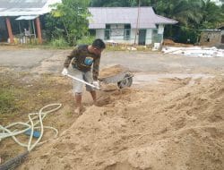 Anggota satgas TMMD angkut material pasir menggunakan gerobak tanggan