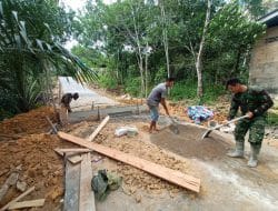 Anggota Satgas TMMD dan Warga Dusun Bukit Sangge Desa Sentangau Jaya pembuatan Jembatan Box 1×4