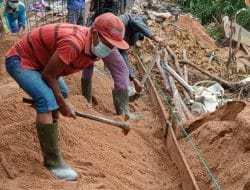 Bersama Warga, Anggota Satgas TMMD Kumpulkan Pasir dengan Cangkul