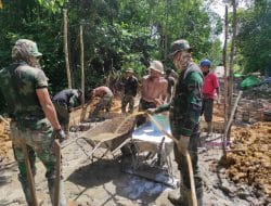Pembuatan Adonan Pengeras Cor Jembatan Satgas TMMD Ke-111 Kodim 1202/Singkawang