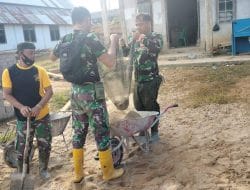 Anggota Satgas TMMD Mengayak Pasir Untuk Pemelesteran Dinding Pembangunan Pustu