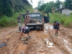 Bahu-membahu Anggota Satgas TMMD Bersama Warga Timbun Jalan