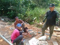Satgas TMMD Ke-111 Dibantu Warga Desa Sentangau Jaya Perbaiki Mesin Pompa Air
