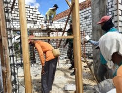 Satgas Gabungan TMMD Gresik Pasang Rangka RTLH