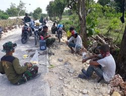 Banyaknya Manusia di Lokasi Pertanian Desa Siwalan Adalah Tim Satgas TMMD Dan Warga Desa