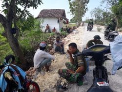 Hari Libur, Babinsa Ajak Warga Bantu Satgas TMMD