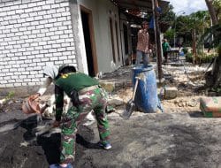 Satgas TMMD Lanjutkan Pekerjaan Plesteran Rumah Milik Tahal Penerima RTLH
