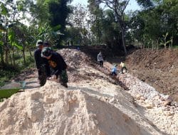 Anggota TNI Dan Warga, Pejuang Untuk Pembangunan Di Desa Siwalan