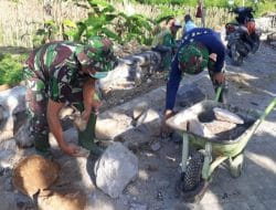 Satgas TMMD 111 dan Warga Pasang Pondasi Batu Untuk Jalan