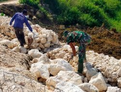 Pembangunan TPT Sungai Tretek Berlanjut Satgas Dan Warga Susun Batu Bronjong