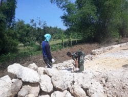 Satgas TMMD Bersama Warga Bahu-membahu Angkat Batu Belah