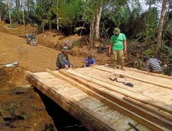 Satgas TMMD Kodim Tapsel Bersemangat Selesaikan Pembangunan Jembatan Kelima di Jalan Baru