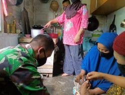 Prada Ahmad Wahidin, Gotong-royong Siapkan Masakan Sate untuk Makan Bersama