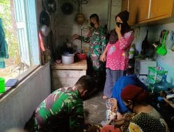 Jalin Keakraban Satgas Giat Bantu Masak sate Bu Juli, TMMD Tapsel
