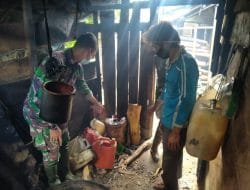 Gurauan, canda tawa serta kedekatan di lokasi pembuatan Gula aren bagaikan keluarga