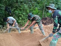 Anggota Satgas TMMD Ke-111 Sedang Membuat Adukan Semen Untuk Pengecoran Jalan
