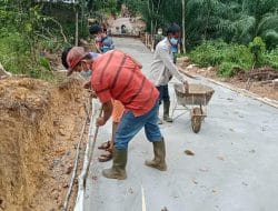 Anggota satgas TMMD lepas papan mall jalan rambat beton