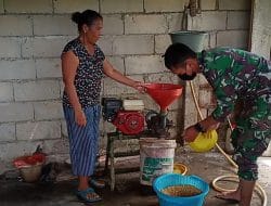 Anggota Satgas TMMD Ke-111 Kodim 1202/Skw Bantu Pembuatan Tahu Warga