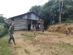 Isi Waktu Istirahat Anggota Satgas TMMD Ke-111 Kodim 1202/Skw Ajari Anak-Anak Bermain Badminton