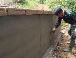 Anggota satgas TMMD perhatikan kerapian dalam pemplasteran pagar gereja