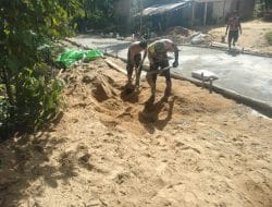 Anggota satgas TMMD angkut material pasir untuk adonan semen