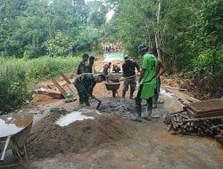 Anggota satgas TMMD andalkan skop dan cangkul adon semen