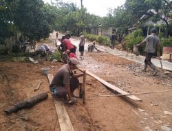 Terus kompak membangun jalan antara satgas TMMD dan masyarakat