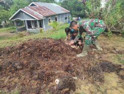 Anggota Satgas Mencari Jamur Bersama Anak-anak