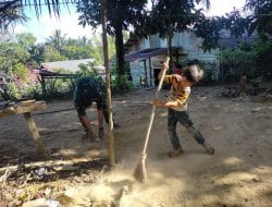 Anggota Satgas dan Anak-anak Membersihkan Halaman