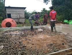 Personel Satgas TMMD ke-111 Lakukan Pengecoran Jalan di Desa Sentangau Jaya