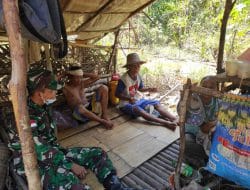 Saat Prajurit Satgas TMMD Ke 111 Kodim 1202/Skw Beristirahat di Gubuk Warga