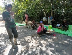 Di sela waktu istirahat Anggota Satgas TMMD dan Warga menyantap minum dan makanan Agar tetap terjaga Stamina