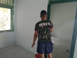 Anggota Satgas TMMD Ke-111 Kodim 1202/Skw Melaksanakan Pengecatan Tiang Pintu Pustu