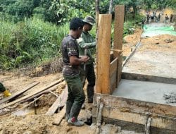 Pemasangan Barrau Jembatan Oleh Anggota Satgas TMMD Ke-111 Kodim 1202/Singkawang