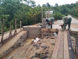 Pasi Ter Dan Anggota Satgas TMMD Ke-111 Kodim 1202/Skw Pasang Mal Jembatan Beton