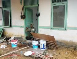 Pemasangan Engsel Pintu Puskesmas Pembantu Desa Sentangau Jaya