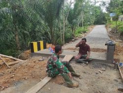 Waktu Istirahat Jadi Momen Kebersamaan Satgas TMMD Ke 111 Kodim 1202/Skw Dan Warga Menikmati Jembatan Baru.