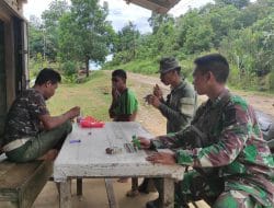 Anggota Satgas TMMD Regtas Ke 111 Kodim 1202/Skw Pesan Es Cendol Di Warung Warga.