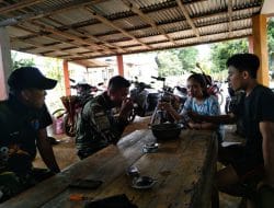 Mengisi Waktu Istirahat, Anggota Satgas TMMD Regtas Ke 111 Kodim 1202/Skw Komsos Dengan Warga