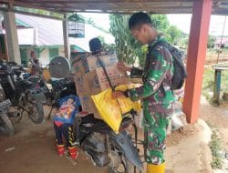 Bawaan Terlalu Banyak, Anggota Satgas TMMD Regtas Ke 111 Kodim 1202/Skw Berikan Bantuan Kepada Pedagang