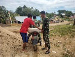 Anggota Satgas TMMD Regtas Ke -111 Kodim 1202/Skw Angkut Semen Menggunakan Motor Dinas
