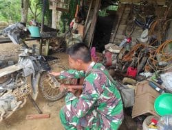 Satgas TMMD Regtas Ke 11 Kodim 1202/Skw, Bantu Warga Memperbaiki Sepeda Motor