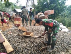 Gunakan Alat Sederhana Buatan Anggota Satgas TMMD Ke-111 Kodim 1202/Singkawang Kopda Chaidir