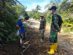 Anggota Satgas TMMD Regtas Ke 111 Kodim 1202/Skw Lakukan Komsos di Lintasan Jalan Yang Tengah Dibangun.