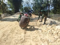 Guyub, Anggota Satgas TMMD Bersama Warga Kebut Pembangunan TPT