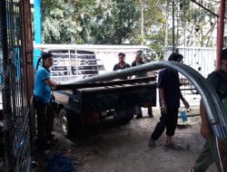 Satgas TMMD 111 Di Bantu Warga Pasang Lampu Jalan